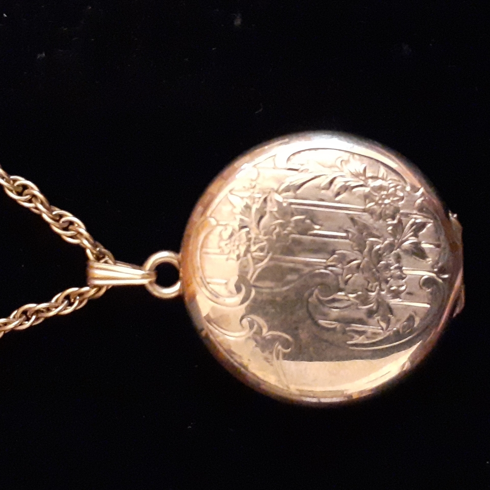 Vintage memory locket Danecraft 12k gf and 24" rope chain